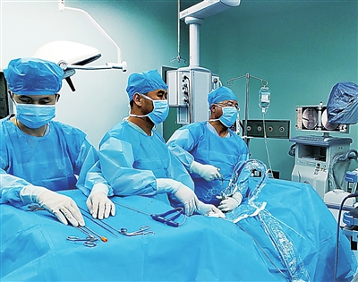 丁永国创新团队的医生为患者实施手术。 （宁夏中西医结合医院供图）