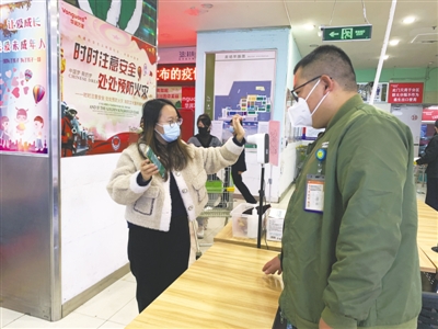 <p>　　消费者进入超市需要出示健康码，并测温。</p>