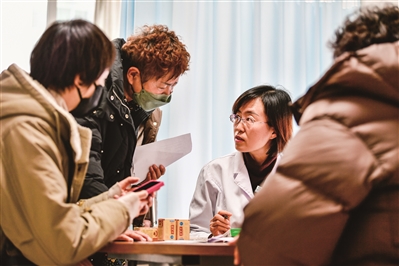     在头痛门诊，蔡海燕为患者进行诊治。